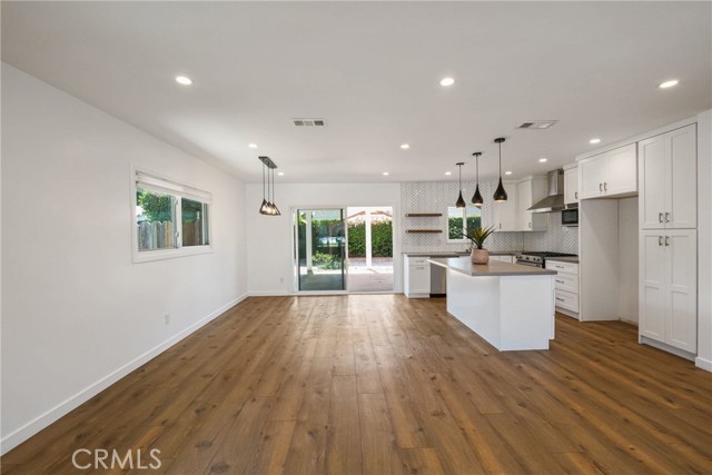 6615 Farralone Avenue, Woodland Hills CA: https://media.crmls.org/medias/52d908b2-31b2-44d6-abf8-1829121f8154.jpg