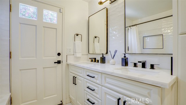 22914 Gershwin Drive, Woodland Hills CA: https://media.crmls.org/medias/52d9177a-a87e-4dcd-915f-f0ea85aae244.jpg