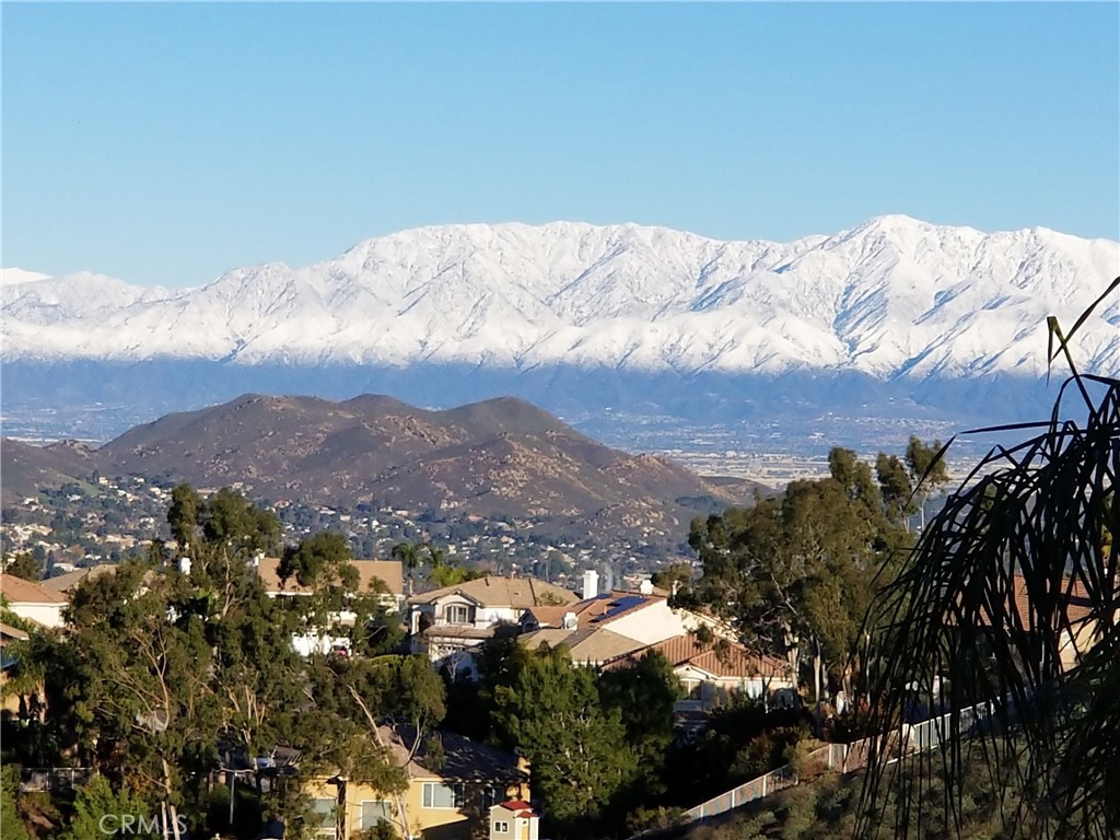 https://media.crmls.org/medias/52da0abf-759c-4798-8825-edbd22902b2b.jpg?preset=X-Large