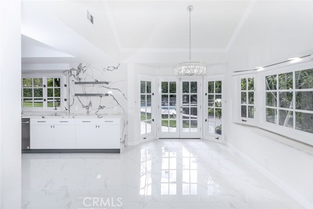 6037 Little Oak Lane, Woodland Hills CA: https://media.crmls.org/medias/52dab7dd-b5a7-4386-bc9d-279d4ea6d891.jpg