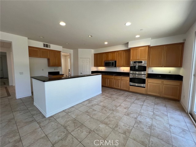 15688 Portenza Drive, Fontana CA: https://media.crmls.org/medias/52ddf529-5146-4b8f-9829-a530501b6bfe.jpg
