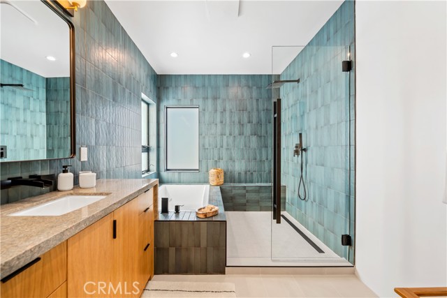 171 Savona Walk, Long Beach CA: https://media.crmls.org/medias/52e02da3-9c52-463c-88cd-caaaaefcb8b1.jpg