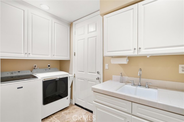 18912 Rockinghorse Lane, Huntington Beach CA: https://media.crmls.org/medias/52e0bb34-dbb9-4162-bcd2-71b80b0d38a4.jpg