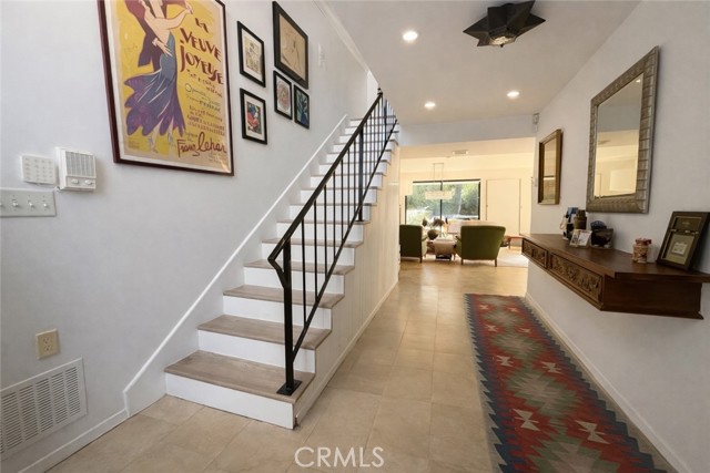 Detail Gallery Image 4 of 7 For 4709 Dunman, Woodland Hills,  CA 91364 - 5 Beds | 3 Baths