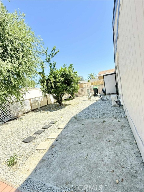21100 State St, San Jacinto CA: https://media.crmls.org/medias/52e5cb36-3bbe-42f9-be36-d842d5294738.jpg