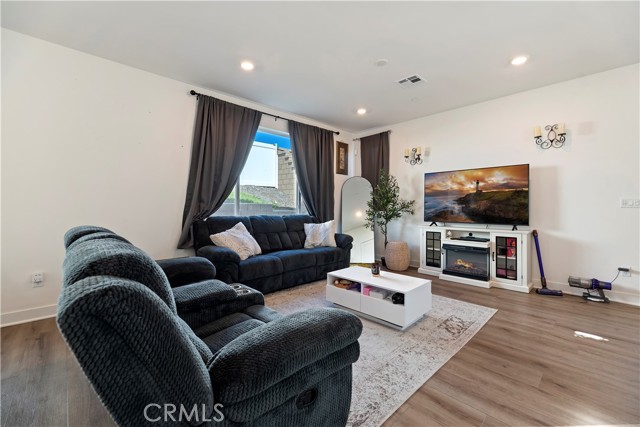 Detail Gallery Image 5 of 63 For 364 Castaic Way, Rialto,  CA 92377 - 3 Beds | 2/1 Baths