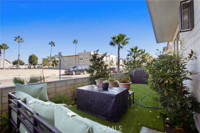 208 Ocean Place, Seal Beach CA: https://media.crmls.org/medias/52e8d7e6-fc4f-4afd-a9f1-1a588275e872.jpg