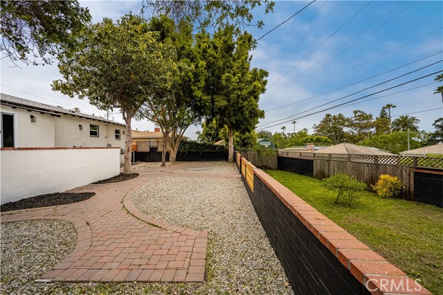 6005 S La Brea Avenue, Los Angeles CA: https://media.crmls.org/medias/52ea2485-8482-4474-8dc1-7a401f9f06b6.jpg