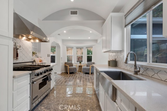 Detail Gallery Image 8 of 29 For 19419 Oxnard St, Tarzana,  CA 91356 - 4 Beds | 4 Baths