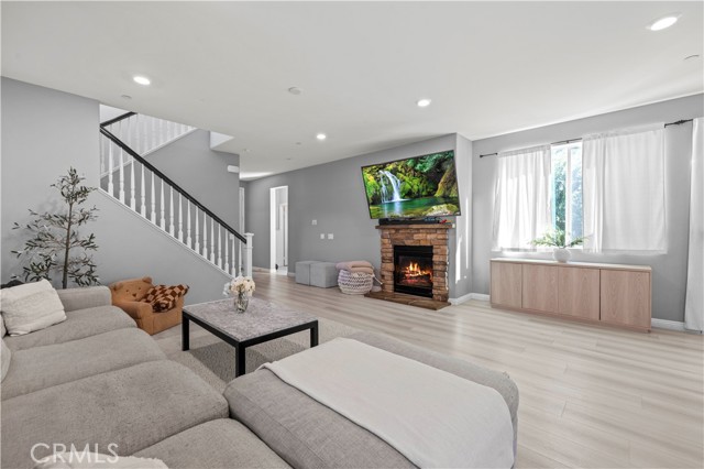 Detail Gallery Image 9 of 60 For 24106 Village Cir, Valencia,  CA 91354 - 4 Beds | 3 Baths