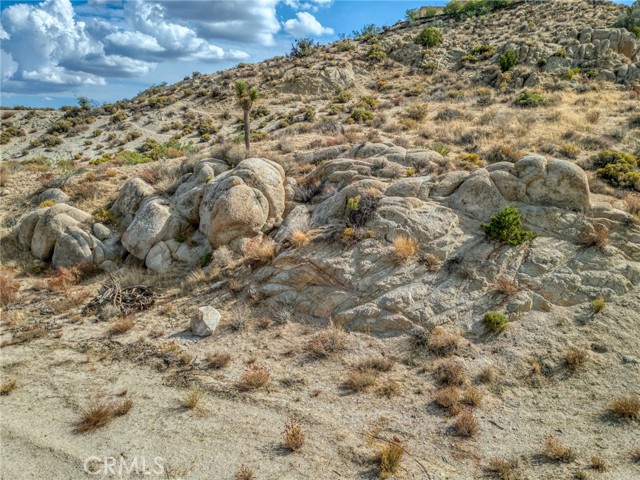57045 Plaza Del Amigo, Yucca Valley CA: https://media.crmls.org/medias/52f574cf-91f2-45c8-b558-b91a43c315db.jpg