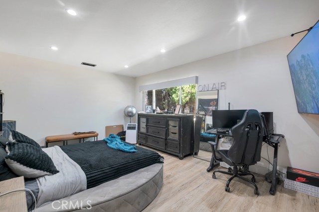 Detail Gallery Image 17 of 35 For 10122 Jovita Ave, Chatsworth,  CA 91311 - 5 Beds | 3 Baths