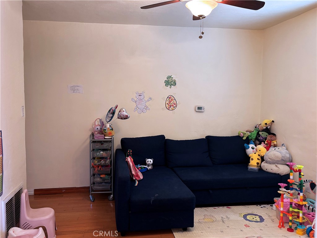 https://media.crmls.org/medias/52fcd581-b9b8-4f5e-88fc-f31c0dc7dc23.jpg?preset=X-Large