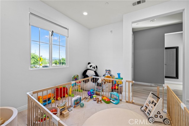 Detail Gallery Image 21 of 60 For 24106 Village Cir, Valencia,  CA 91354 - 4 Beds | 3 Baths