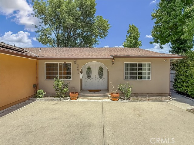 24017 Sylvan Street, Woodland Hills CA: https://media.crmls.org/medias/52fe3fb7-f5e0-478f-a1da-1223119d21a6.jpg