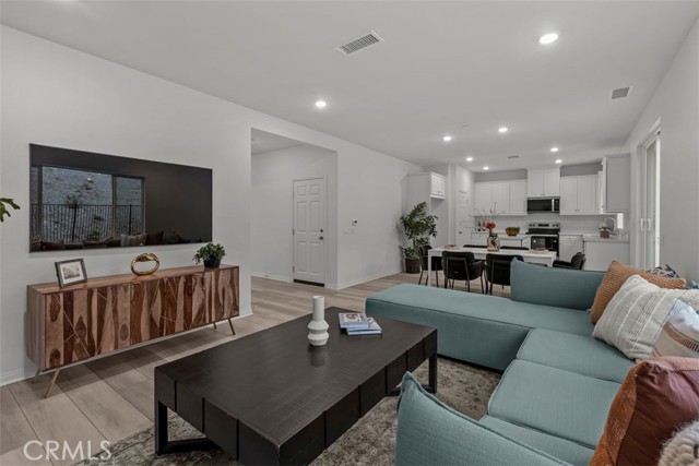 Detail Gallery Image 4 of 17 For 920 Porta Marina Ln, Lake Elsinore,  CA 92530 - 3 Beds | 2/1 Baths