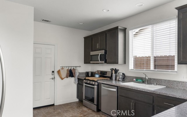 4575 Castillo Drive, Guadalupe CA: https://media.crmls.org/medias/5301e833-fb4b-4d21-adf7-113d670ed348.jpg
