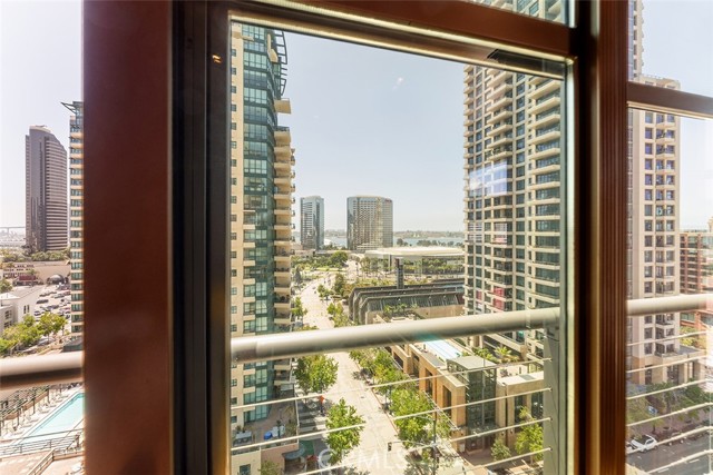 645 FRONT Street, San Diego CA: https://media.crmls.org/medias/53027b7c-29be-4a52-8ee3-73587a11b186.jpg