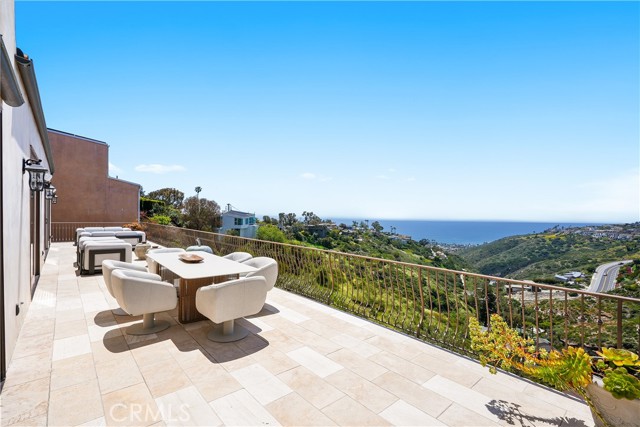 2516 Temple Hills Drive, Laguna Beach CA: https://media.crmls.org/medias/5304d8f3-0db8-40ac-9174-dc789a421364.jpg