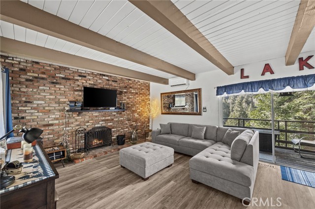 Detail Gallery Image 4 of 32 For 28224 Larchmont Ln, Lake Arrowhead,  CA 92352 - 3 Beds | 2 Baths