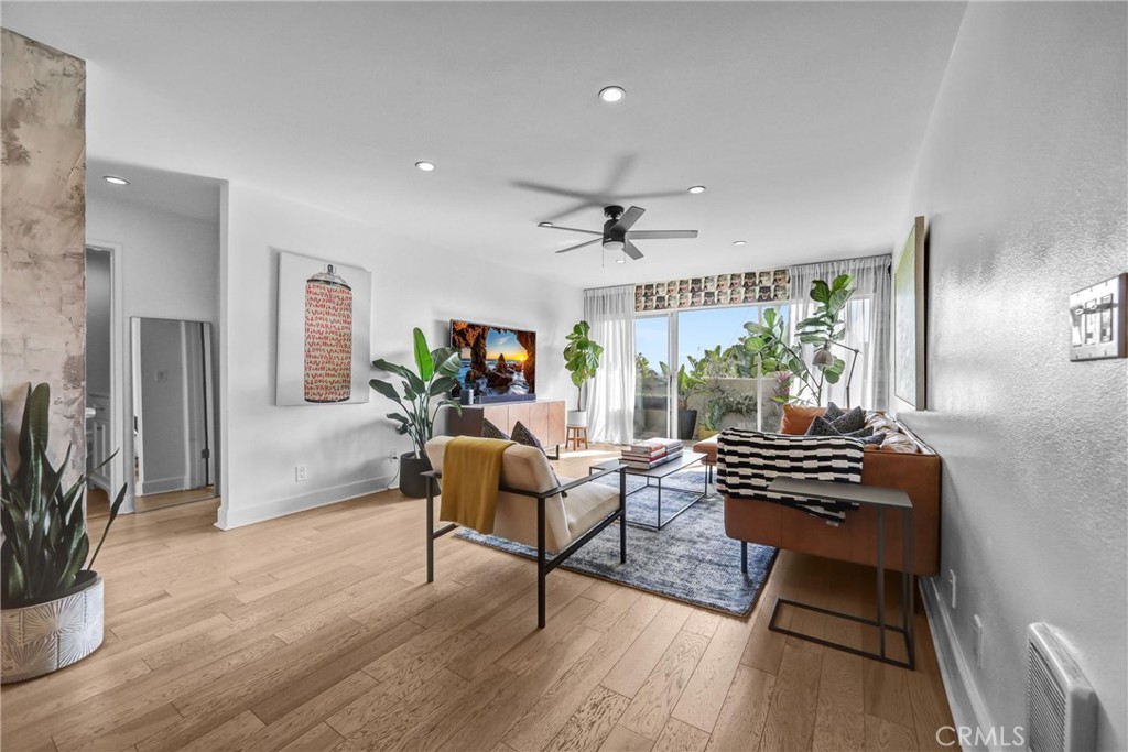 8400 De Longpre #212