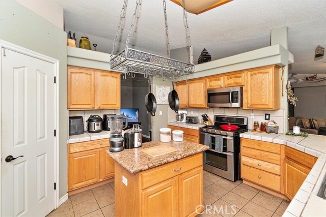 Detail Gallery Image 6 of 43 For 12730 Fir St, Oak Hills,  CA 92344 - – Beds | – Baths