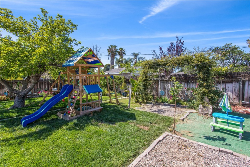 https://media.crmls.org/medias/530a1ce9-6230-4676-b8ec-86219c49d90e.jpg?preset=X-Large