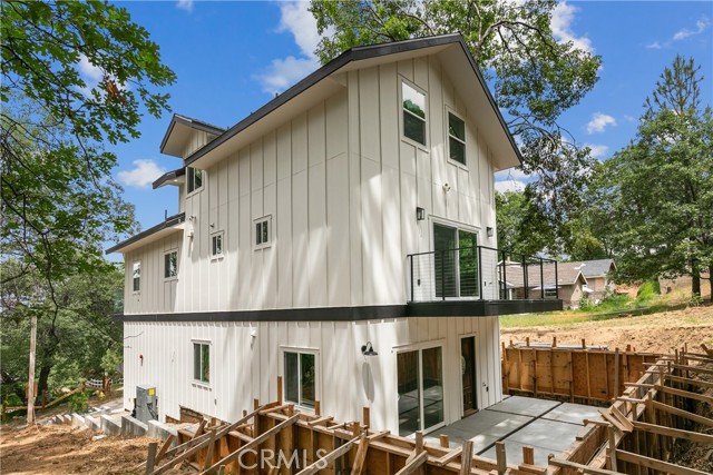 1670 Grass Valley Road, Lake Arrowhead CA: https://media.crmls.org/medias/530b7edd-c996-4f81-bde5-e85b51fe060e.jpg