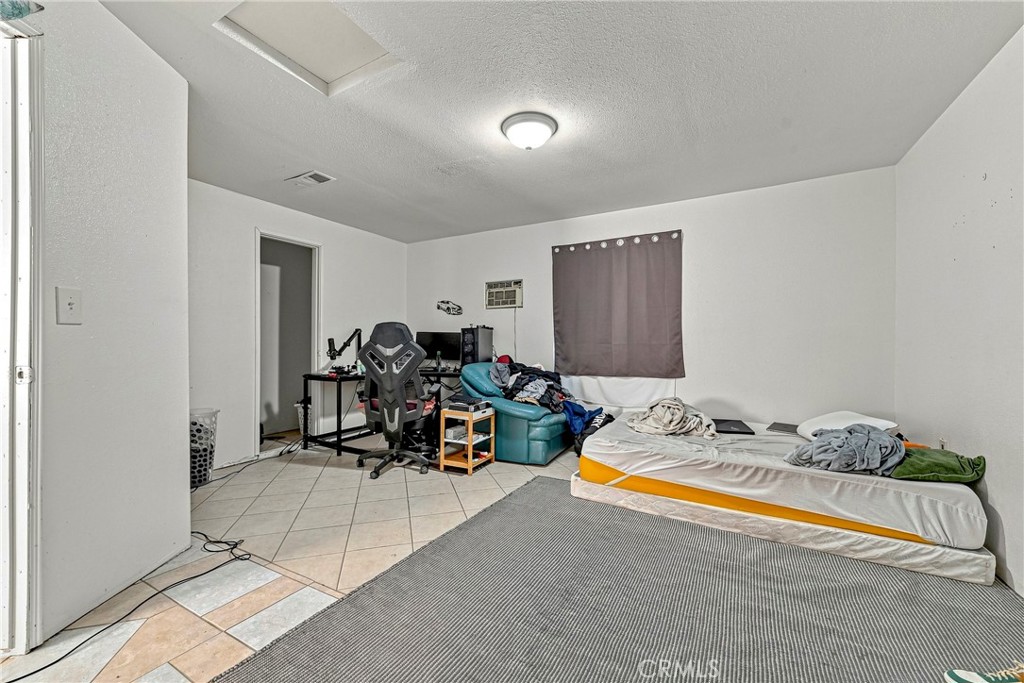 https://media.crmls.org/medias/530e12aa-3710-4cf8-a5dc-d9a692b14961.jpg?preset=X-Large