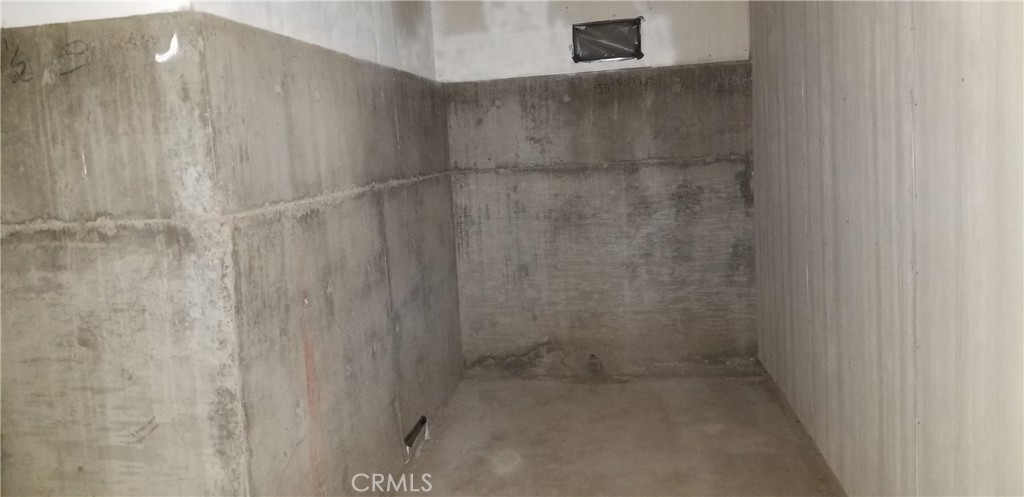 https://media.crmls.org/medias/53109d6b-5812-431c-85a8-16b91d6f38c3.jpg?preset=X-Large