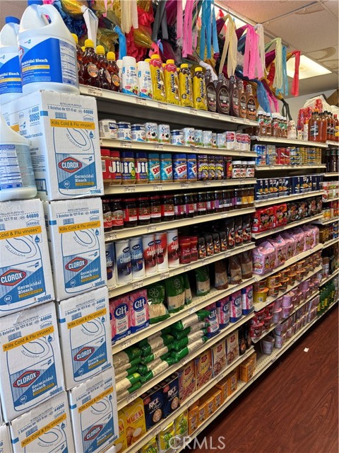 17480 Arrow Boulevard, Fontana CA: https://media.crmls.org/medias/53114710-4a43-4765-8c76-11869b4c1955.jpg