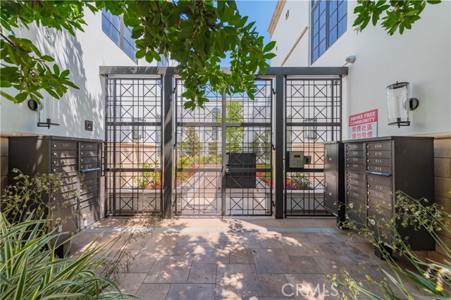 288 S Oakland Ave, Pasadena CA: https://media.crmls.org/medias/5315282f-6003-49b9-95b4-31a125140aee.jpg