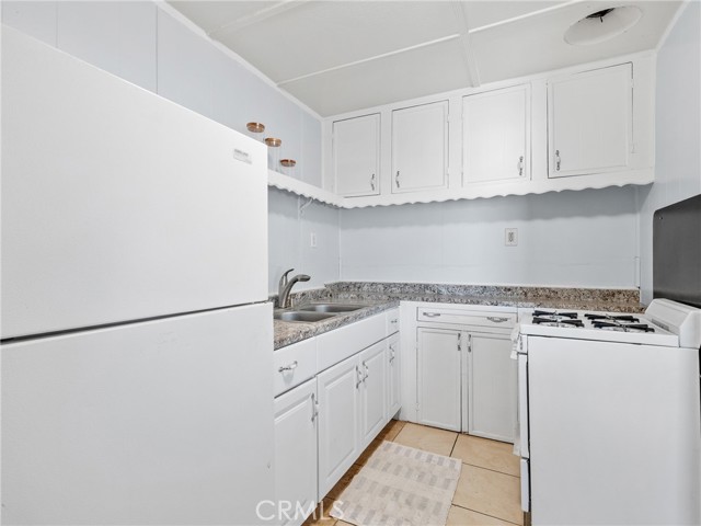 1040 Flora Street, Barstow CA: https://media.crmls.org/medias/5316e3be-f046-4e80-980a-4c531560881b.jpg