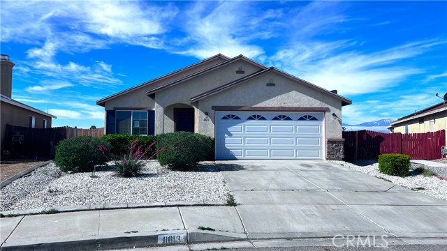 Detail Gallery Image 1 of 23 For 11613 Forest Park Ln, Victorville,  CA 92392 - 3 Beds | 2 Baths