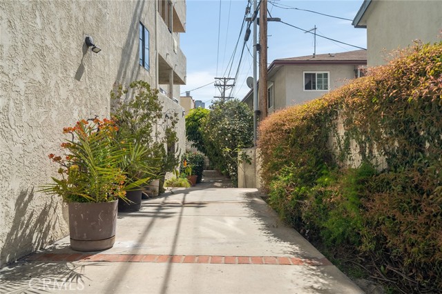 570 West Stocker Street, 303 photo 4