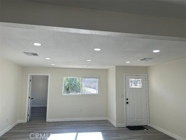 Detail Gallery Image 8 of 17 For 3475 Skylane, Jurupa Valley,  CA 92509 - 3 Beds | 2 Baths