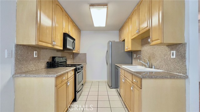 Detail Gallery Image 4 of 21 For 2911 4th St #116,  Santa Monica,  CA 90405 - 3 Beds | 2/1 Baths