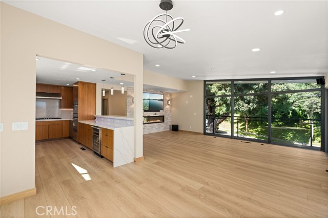 325 N Madison Avenue, Monrovia CA: https://media.crmls.org/medias/5323fc1e-4782-45b9-96a5-5a636e1d4141.jpg