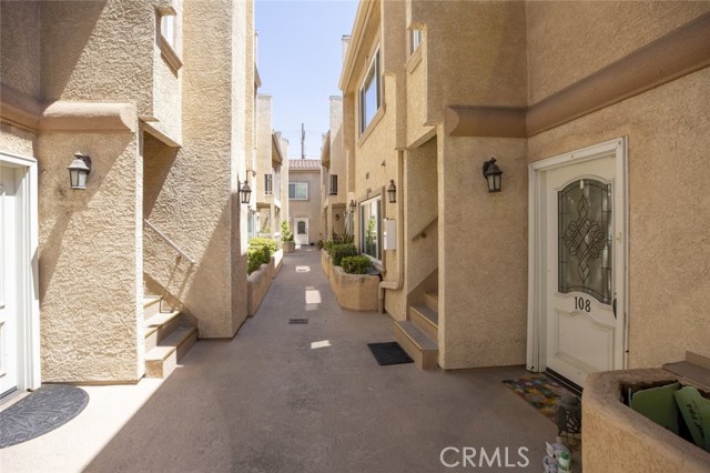 550 E Santa Anita Avenue, Burbank CA: https://media.crmls.org/medias/5324f3e4-88cc-495b-955d-eaa7f601188a.jpg
