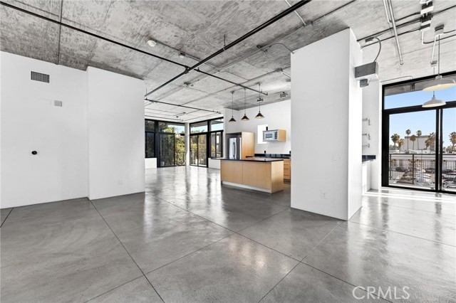 Detail Gallery Image 4 of 41 For 835 Locust Ave #322,  Long Beach,  CA 90813 - 1 Beds | 1 Baths