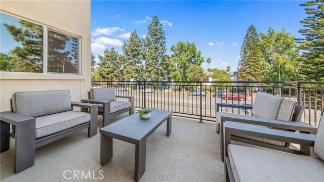 Detail Gallery Image 14 of 26 For 17158 Chatsworth St #4,  Granada Hills,  CA 91344 - 3 Beds | 2/1 Baths