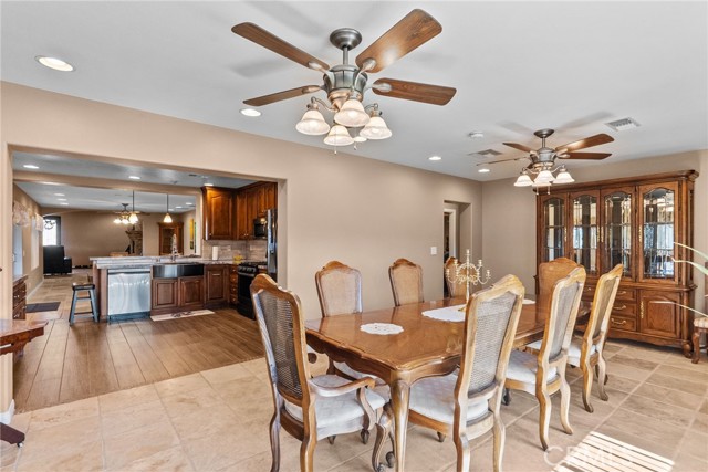 Detail Gallery Image 10 of 31 For 40139 15th, Palmdale,  CA 93551 - 3 Beds | 3 Baths