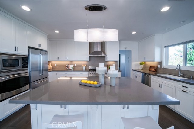Detail Gallery Image 8 of 33 For 753 Claymont Dr, Los Angeles,  CA 90049 - 3 Beds | 3 Baths