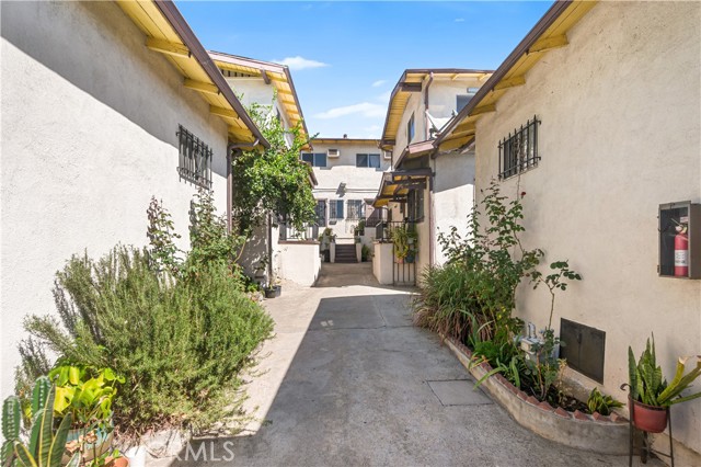 Detail Gallery Image 2 of 40 For 1727 Bellevue Ave, Los Angeles,  CA 90026 - – Beds | – Baths