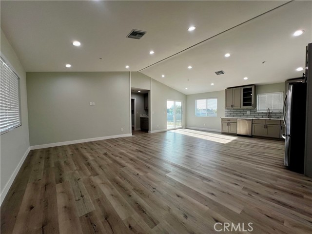 10165 E Avenue S10, Littlerock CA: https://media.crmls.org/medias/532f827a-ce71-4d9b-8b83-6e393459916b.jpg