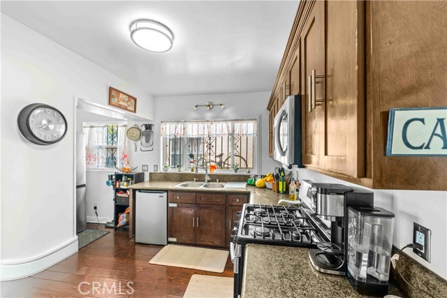 Detail Gallery Image 13 of 36 For 512 W 41st Pl, Los Angeles,  CA 90037 - 4 Beds | 2 Baths