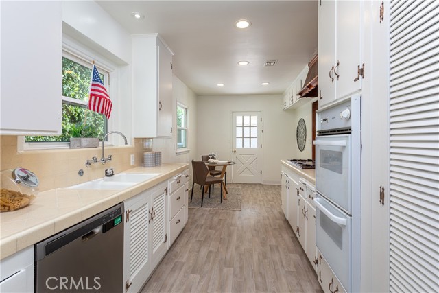 620 S Bel Aire Drive, Burbank CA: https://media.crmls.org/medias/5338e3f9-5676-4dff-bb85-4d78d2a03c15.jpg