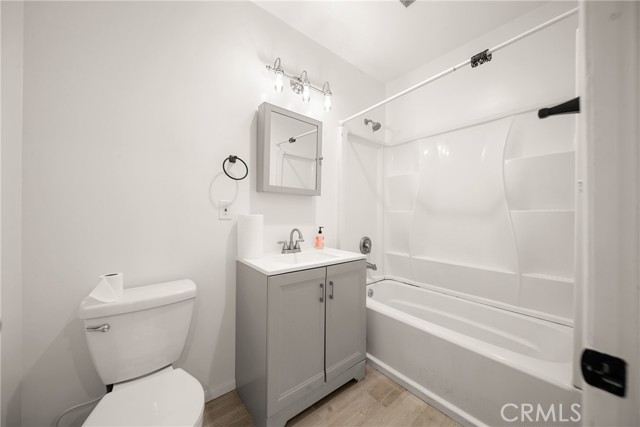 22353 Roscoe Boulevard, West Hills CA: https://media.crmls.org/medias/533b57cf-25b5-4f72-95b6-9e2305fd962a.jpg