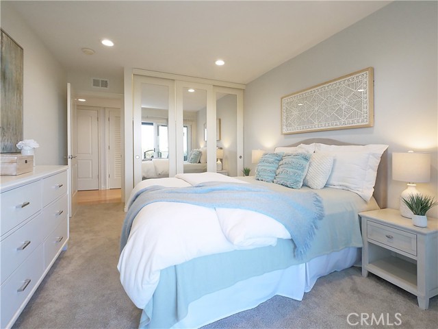 Mirror closet doors in 3rd bedroom