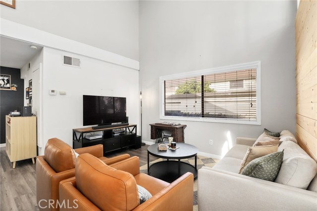 Detail Gallery Image 6 of 26 For 9832 Karmont Ave, South Gate,  CA 90280 - 2 Beds | 2 Baths